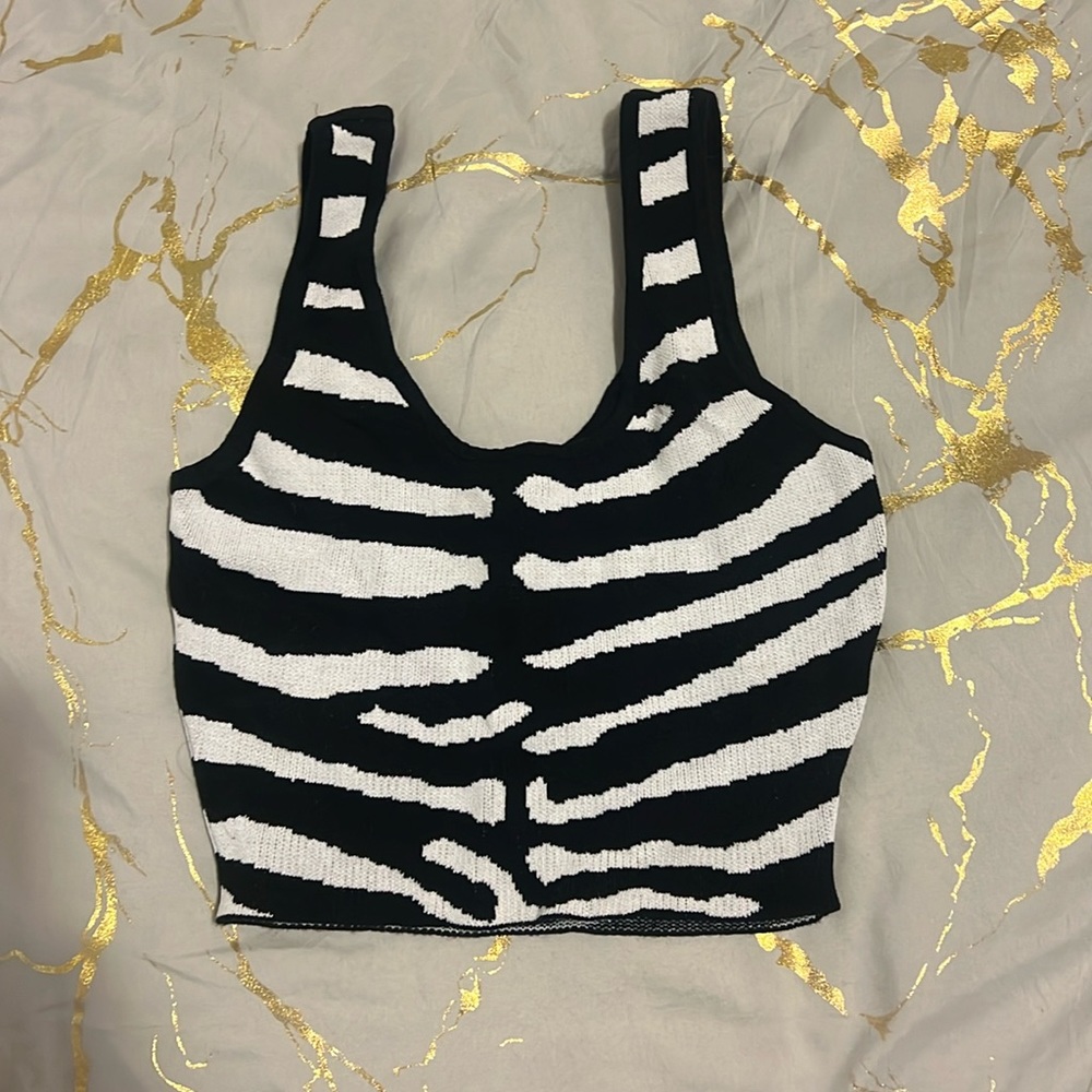 Black and white crop top